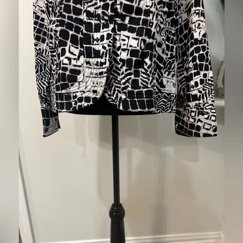 Chico’s Button-Up Black/White Snow leopard Print Artistic Jacket Size M - Picture 8 of 10